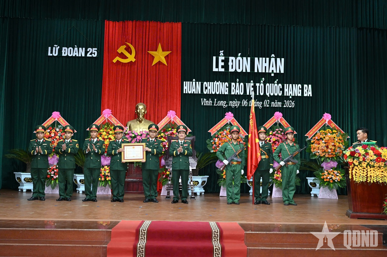 Lữ đoàn Công binh 25 (Quân khu 9) đón nhận Huân chương Bảo vệ Tổ quốc hạng Ba